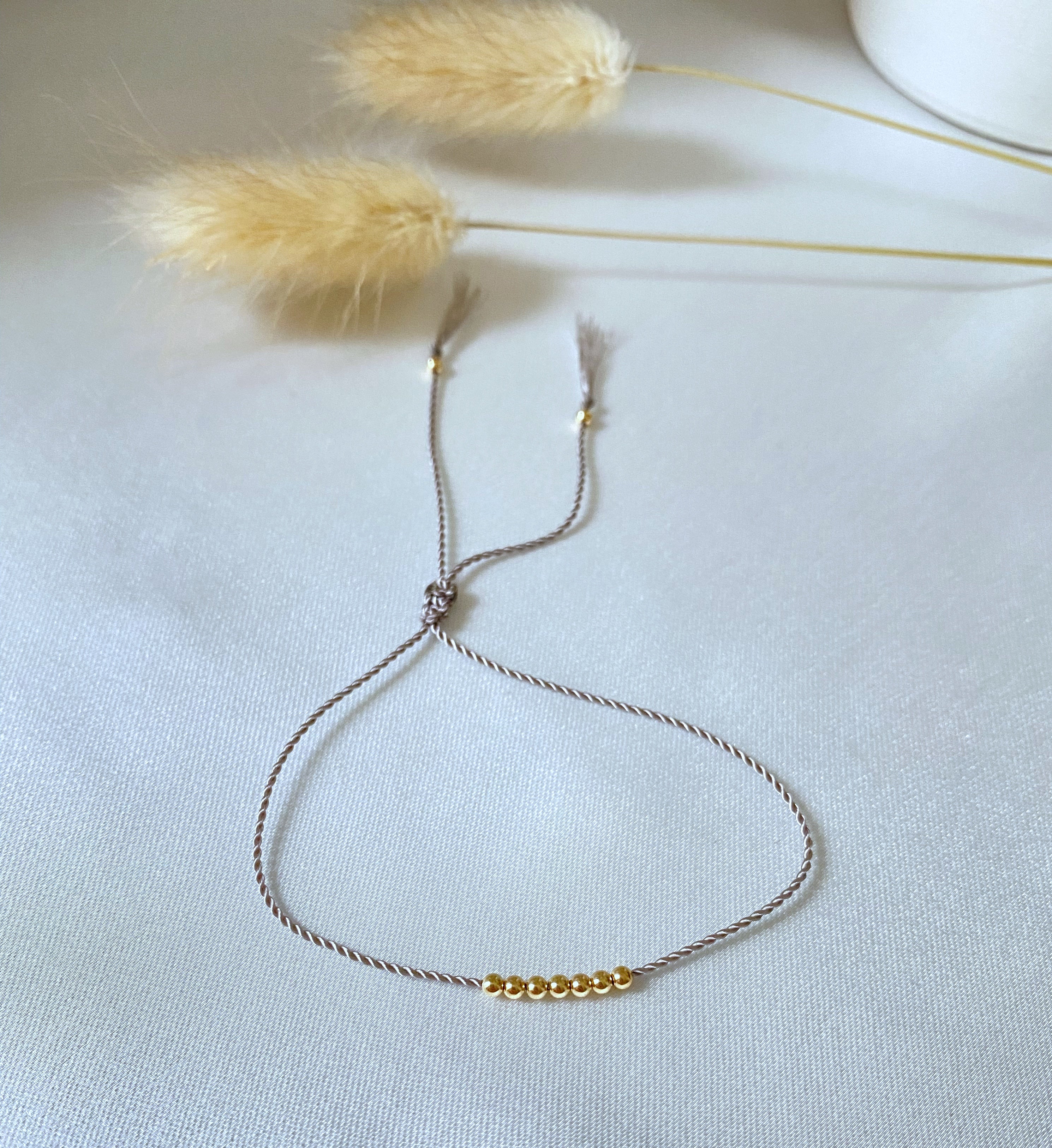 Armband mit sieben Goldperlen - Makramee